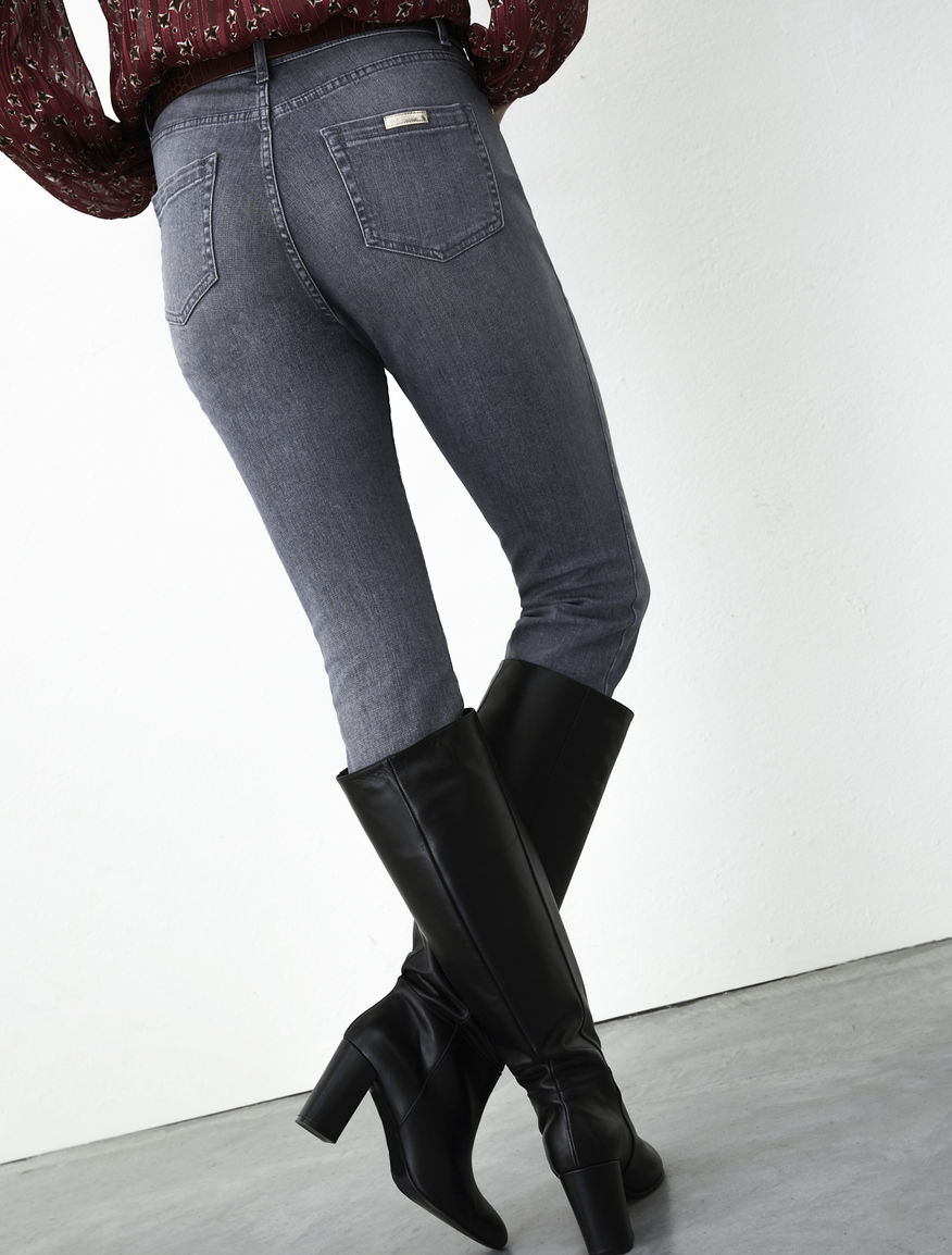 High-waisted jeans High-waisted jeans