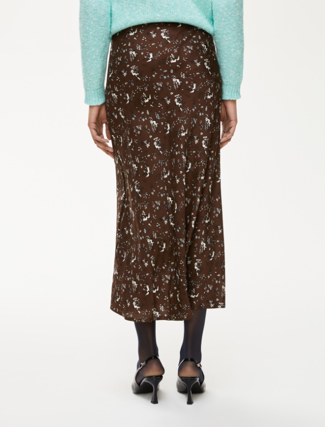 Figure-skimming skirt - 
