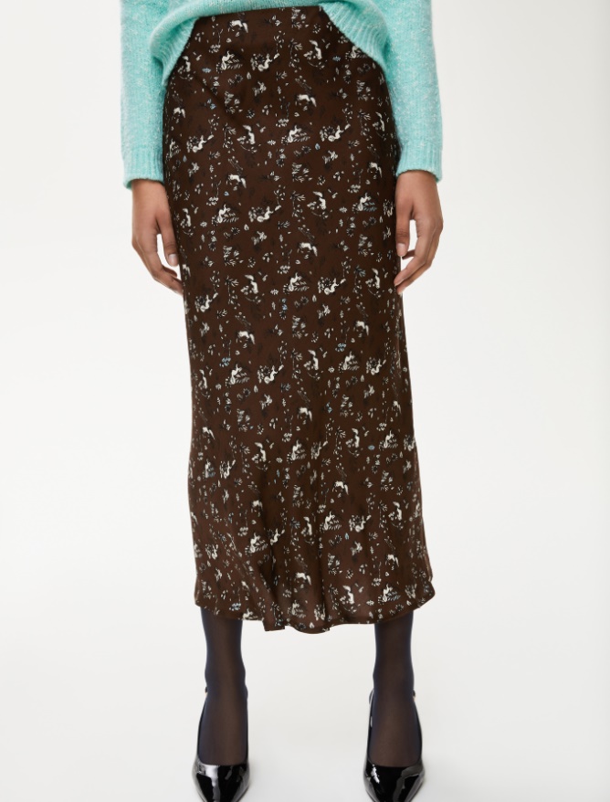 Figure-skimming skirt - 