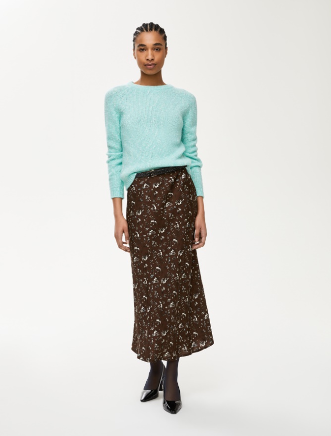 Figure-skimming skirt - 