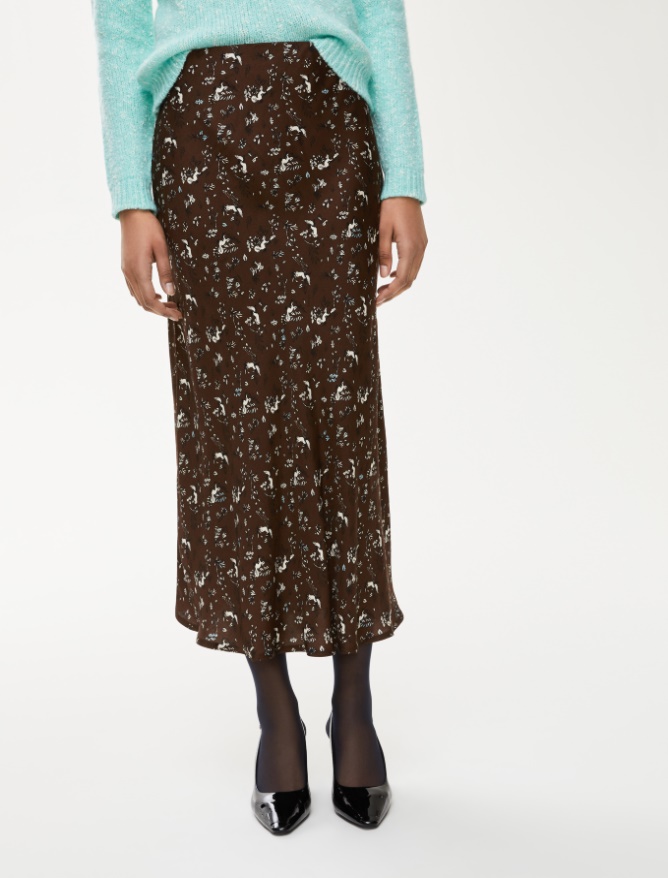 Figure-skimming skirt - 