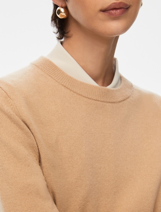 Figure-skimming sweater - 