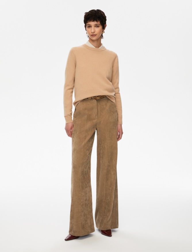 Figure-skimming sweater - 