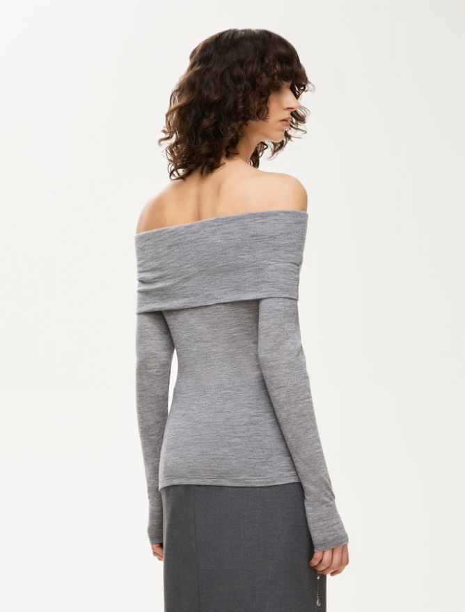 Off-the-shoulder sweater - 