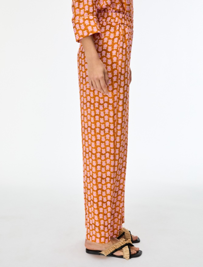 Figure-skimming trousers - 